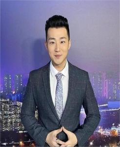 李世伟

（主教 新闻播读、即兴评述）
·毕业于中国传媒大学12级播音系
·现任安徽卫视《男生女生向前冲》《新闻第一线》节目主持人，2015年曾任中央电视台CCTV2《第一时间》节目主持人
·兼任安徽艺术学院播音系特聘教师
