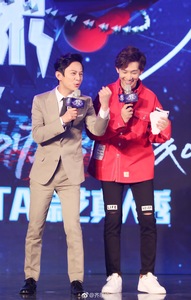 齐思钧 — 主教模拟主持、即兴评述方向
毕业于中国传媒大学播音系本科
现任湖南卫视芒果娱乐主持人
在王思聪创办综艺节目《HELLO女神》中担任主持人
与湖南卫视何炅、汪涵等一线主持人同台主持
参与湖南卫视《2018歌手》节目主持
