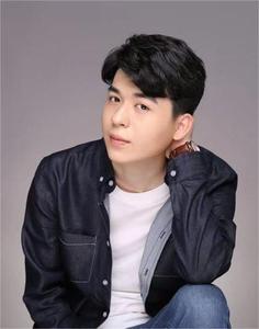 章俊杰

（主教表演小品、表演台词）
·毕业于北京电影学院表演系
·现任演员