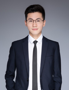 王君

（主教 散文诵读、即兴评述、双语播音）
·毕业于中国传媒大学12级播音系，英国卡迪夫大学国际新闻硕士
·现任安徽广播电视台经济生活频道《经视一时间》节目主持人
